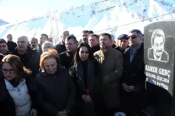 Kamer Genç, mezarı başında anıldı