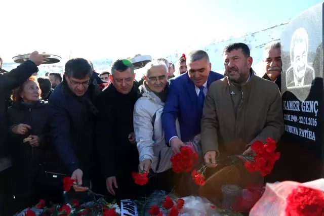 Kamer Genç, mezarı başında anıldı