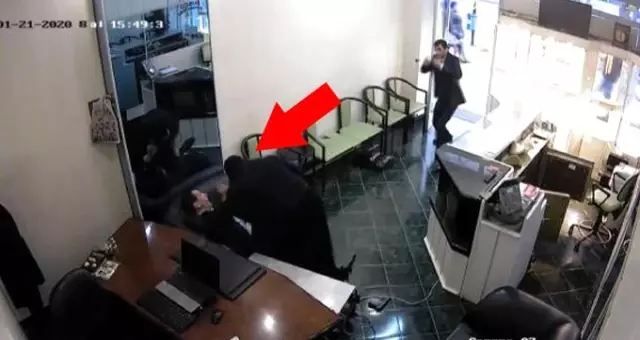 Kara çarşaf giyip kuyumcuyu soymaya çalışan şahıs, çalışan tarafından etkisiz hale getirildi