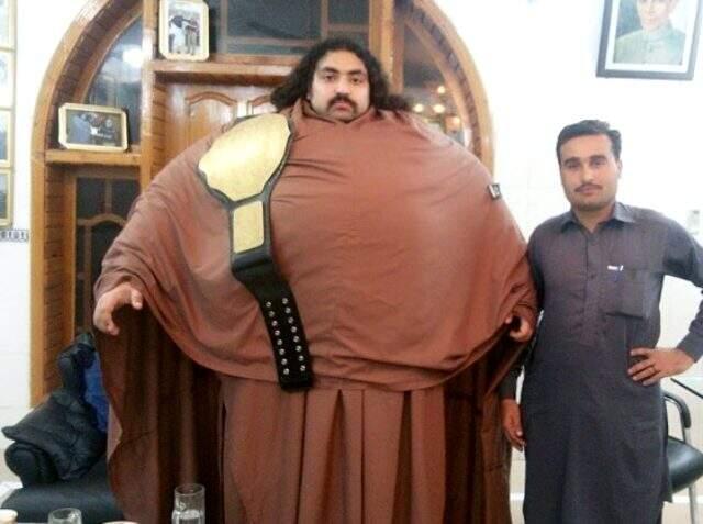 Pakistanlı Hulk, kendisiyle evlenmek isteyen 300 kadını cılız olduğu için geri çevirdi