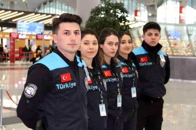 Pasaport polisleri yeni kıyafetlerini giydi! 'Turkey' yazısı 'Türkiye' olarak değiştirildi