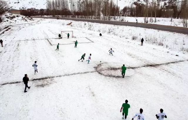 Şehidin anısına kar üzerinde futbol turnuvası
