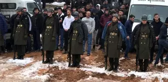 Hakurk: Şehit cenazesinde askerlere montlarını giydiren çocuklardan biri o anları anlattı Hakurk: Şehit cenazesinde askerlere montlarını giydiren çocuklardan biri o anları anlattı