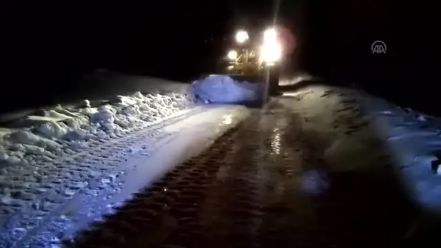 Sivas'ta karda mahsur kalan 3 kişi kurtarıldı Sivas'ta karda mahsur kalan 3 kişi kurtarıldı