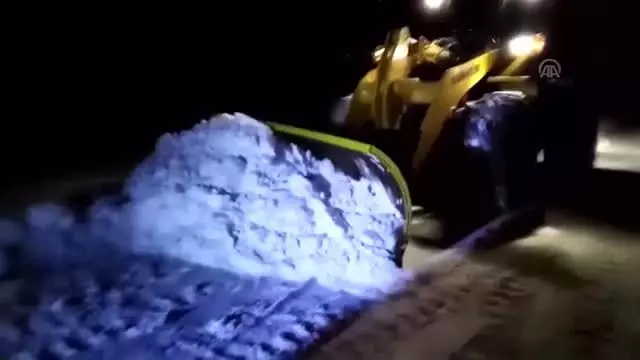Sivas'ta karda mahsur kalan 3 kişi kurtarıldı Sivas'ta karda mahsur kalan 3 kişi kurtarıldı