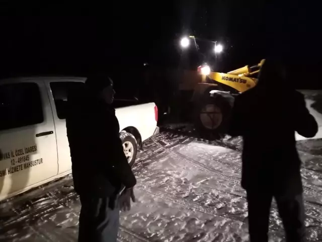 Sivas'ta traktörün devrilmesiyle mahsur kalan 3 kişi kurtarıldı Sivas'ta traktörün devrilmesiyle mahsur kalan 3 kişi kurtarıldı