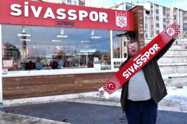 Sivasspor'un yıldızı, 'Sabaha kadar burdayık' diyen fenomenle görüntülü konuştu