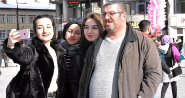 Sivasspor'un yıldızı, 'Sabaha kadar burdayık' diyen fenomenle görüntülü konuştu Sivasspor'un yıldızı, 'Sabaha kadar burdayık' diyen fenomenle görüntülü konuştu