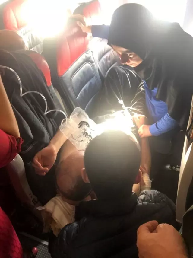 Uçakta fenalaşan yolcuya ilk müdahaleyi Milletvekili Çelebi yaptı Uçakta fenalaşan yolcuya ilk müdahaleyi Milletvekili Çelebi yaptı