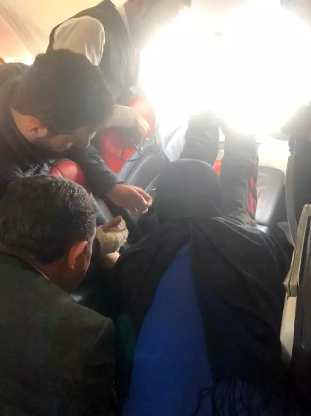 Uçakta fenalaşan yolcuya ilk müdahaleyi Milletvekili Çelebi yaptı Uçakta fenalaşan yolcuya ilk müdahaleyi Milletvekili Çelebi yaptı