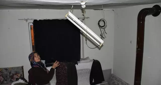 Akhisar'da meydana gelen 5.4 büyüklüğündeki depremde 4 kişi yaralandı