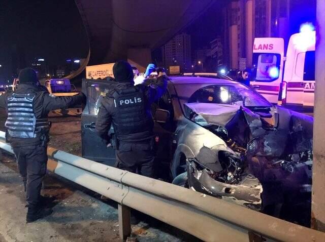 Ataşehir'de otomobille kaza yapan 14 yaşındaki çocuk bacağından oldu