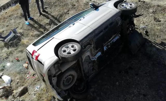 Bingöl'de otomobil takla attı: 4 yaralı Bingöl'de otomobil takla attı: 4 yaralı