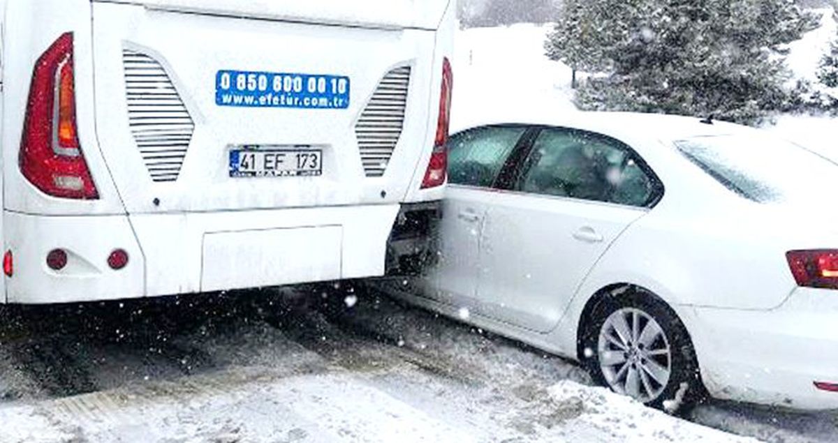 Bolu Dağı'nda kar yağışı nedeniyle zincirleme kaza oldu! 8 km kuyruk oluştu