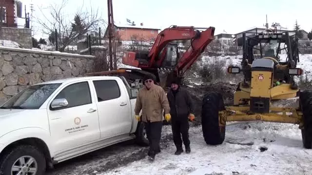 Devrilen greyderin altında kalan muhtar öldü, iki operatör yaralandı Devrilen greyderin altında kalan muhtar öldü, iki operatör yaralandı