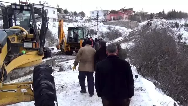 Devrilen greyderin altında kalan muhtar öldü, iki operatör yaralandı Devrilen greyderin altında kalan muhtar öldü, iki operatör yaralandı