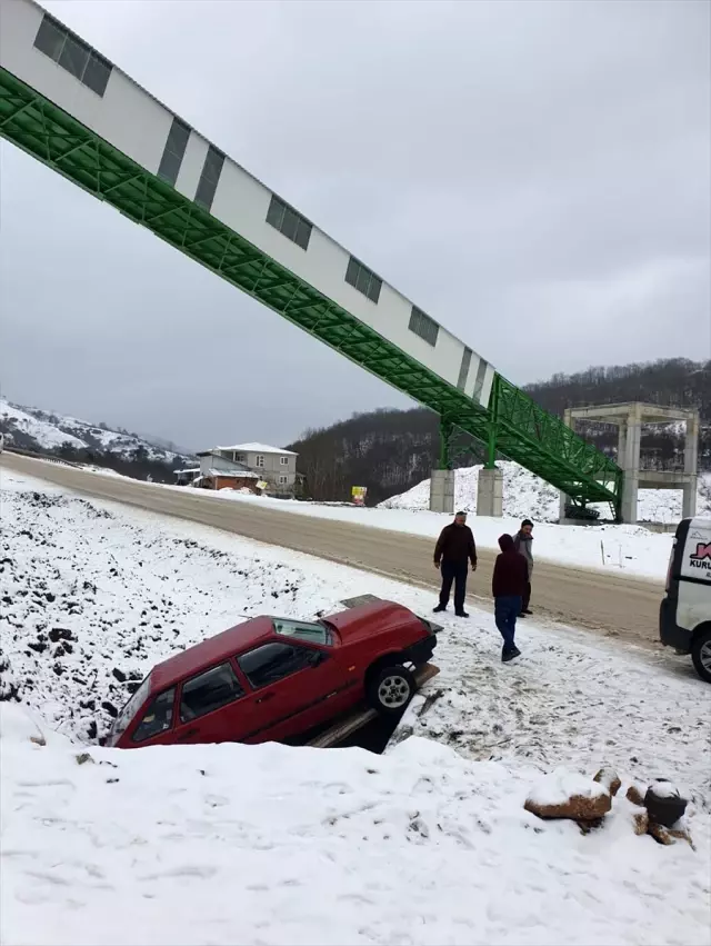 Düzce'de kontrolden çıkan otomobil kanala girdi