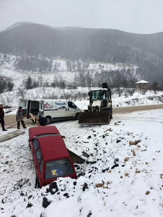 Düzce'de kontrolden çıkan otomobil kanala girdi