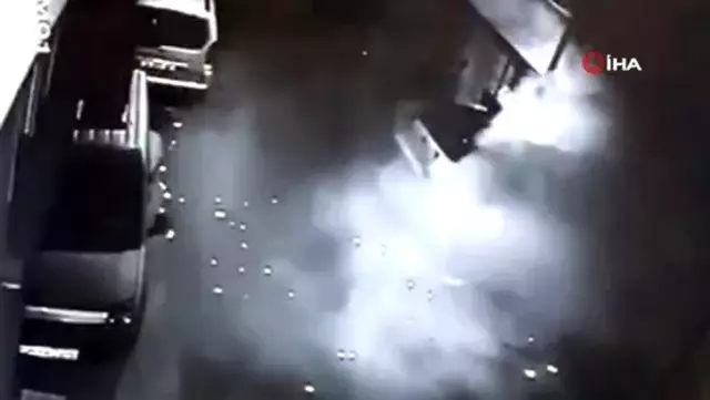El yapımı patlayıcı ile saldırı anları kamerada El yapımı patlayıcı ile saldırı anları kamerada
