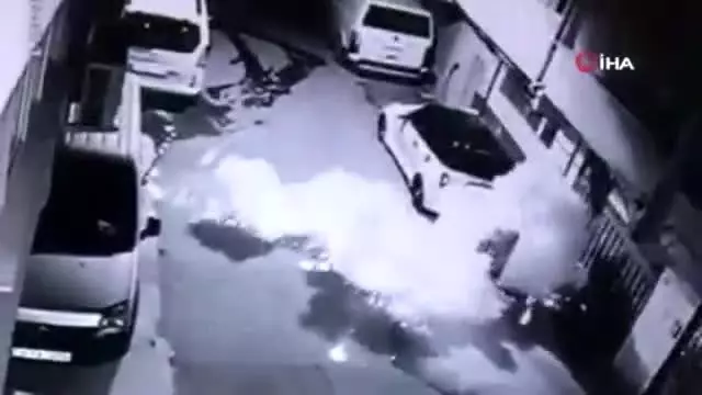 El yapımı patlayıcı ile saldırı anları kamerada El yapımı patlayıcı ile saldırı anları kamerada