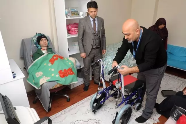 Engelli vatandaşın tekerlekli sandalye sevinci Engelli vatandaşın tekerlekli sandalye sevinci