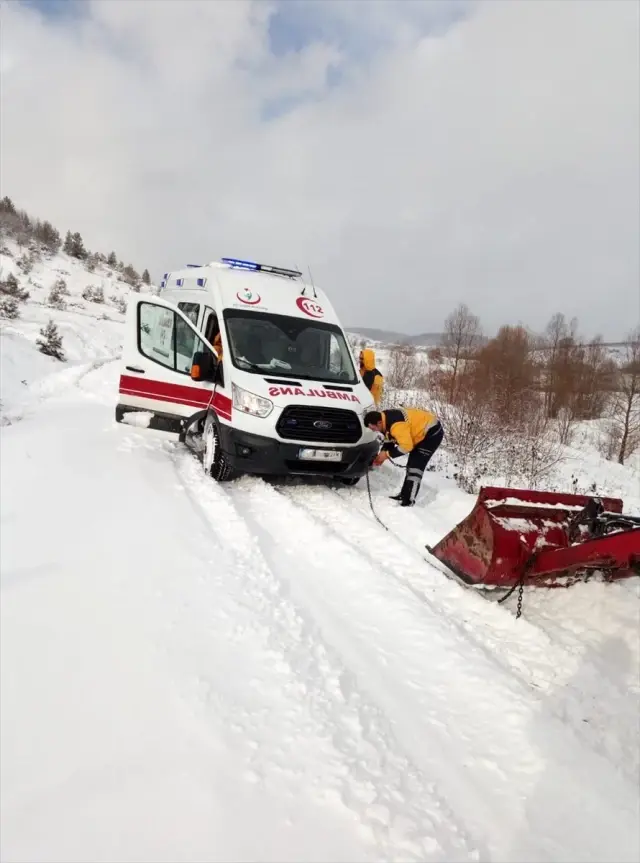 Hamile kadını taşırken kara saplanan ambulansı köy muhtarı kurtardı