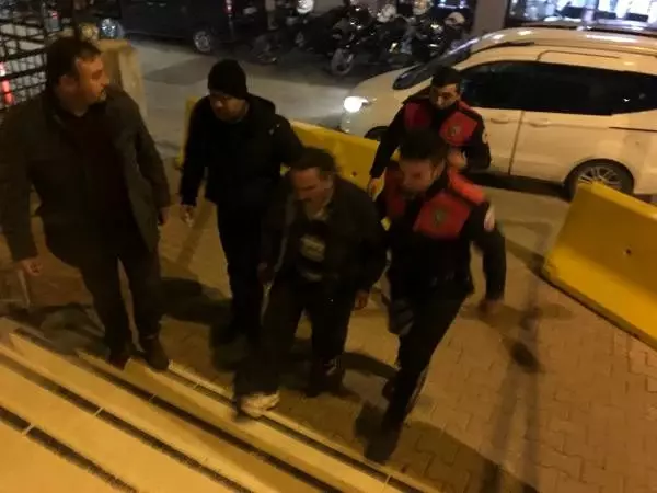 Husumetli oldukları kişiyi bıçaklayan baba tutuklandı, oğlu serbest Husumetli oldukları kişiyi bıçaklayan baba tutuklandı, oğlu serbest