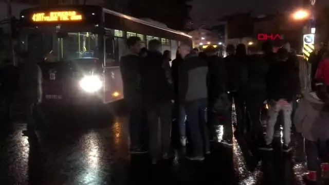 İstanbul-kaza yapan yaralının yardımına hastane personeli koştu İstanbul-kaza yapan yaralının yardımına hastane personeli koştu