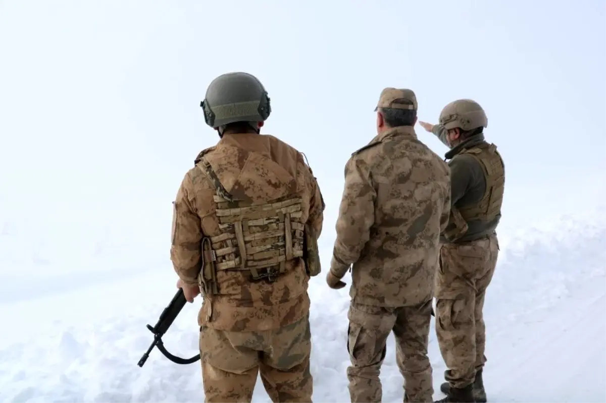 Hakkari'de PKK/KCK bölücü terör örgütüne yönelik gerçekleştirilen KAPAN-3 operasyonunda çok sayıda silah ve mühimmat ele geçirildi. ile ilgili görsel sonucu