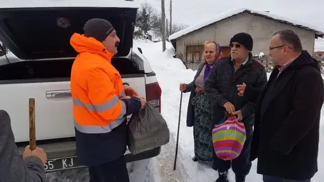 Kar altında erzak yardımı