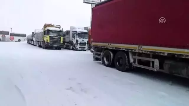 Karın etkili olduğu Bolu-Zonguldak kara yolu tır geçişine kapatıldı Karın etkili olduğu Bolu-Zonguldak kara yolu tır geçişine kapatıldı