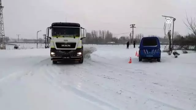 Karın etkili olduğu Bolu-Zonguldak kara yolu tır geçişine kapatıldı Karın etkili olduğu Bolu-Zonguldak kara yolu tır geçişine kapatıldı