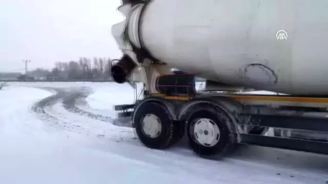 Karın etkili olduğu Bolu-Zonguldak kara yolu tır geçişine kapatıldı Karın etkili olduğu Bolu-Zonguldak kara yolu tır geçişine kapatıldı