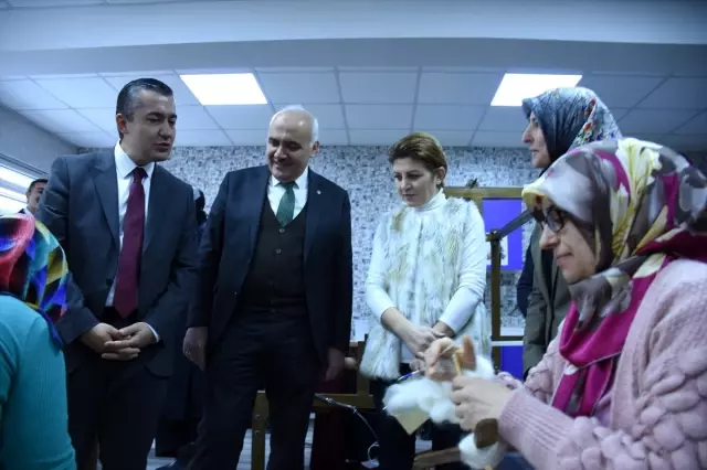 Kızılcahamam Halk Eğitim Merkezinde kumaş kilim dokuma atölyesi açıldı Kızılcahamam Halk Eğitim Merkezinde kumaş kilim dokuma atölyesi açıldı