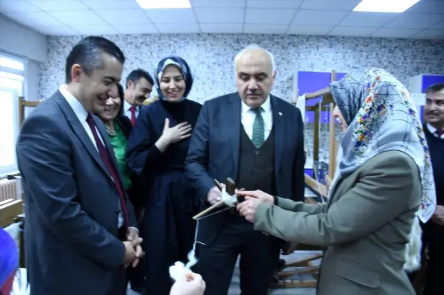 Kızılcahamam Halk Eğitim Merkezinde kumaş kilim dokuma atölyesi açıldı Kızılcahamam Halk Eğitim Merkezinde kumaş kilim dokuma atölyesi açıldı