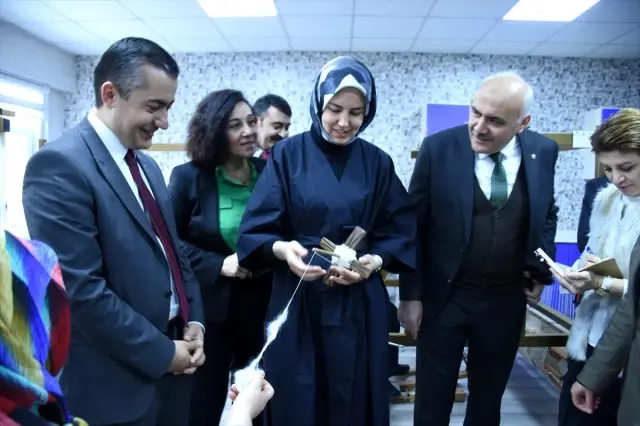 Kızılcahamam Halk Eğitim Merkezinde kumaş kilim dokuma atölyesi açıldı Kızılcahamam Halk Eğitim Merkezinde kumaş kilim dokuma atölyesi açıldı
