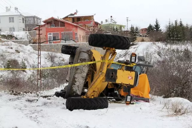 Kontrolden çıkan greyder devrildi: 1 ölü, 2 yaralı Kontrolden çıkan greyder devrildi: 1 ölü, 2 yaralı