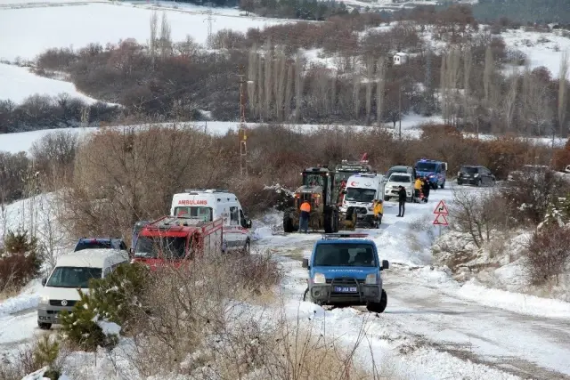 Kontrolden çıkan greyder devrildi: 1 ölü, 2 yaralı Kontrolden çıkan greyder devrildi: 1 ölü, 2 yaralı