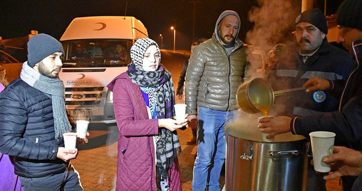 Manisa'da 4 saatte 132 artçı sarsıntı oldu! Vatandaşlar geceyi sokakta geçirdi