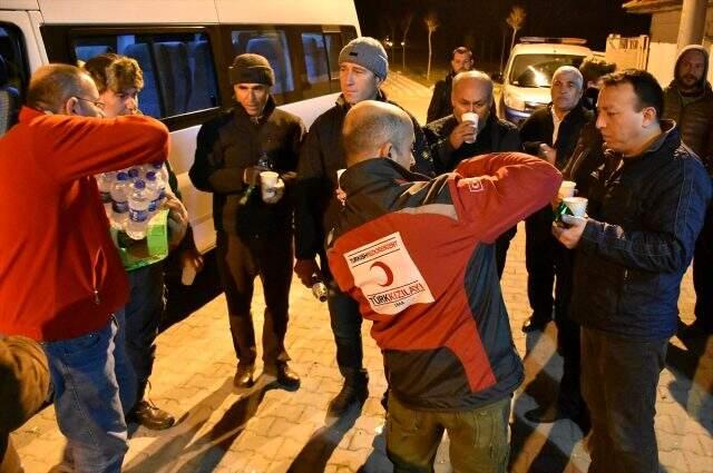 Manisa'da 4 saatte 132 artçı sarsıntı oldu! Vatandaşlar geceyi sokakta geçirdi