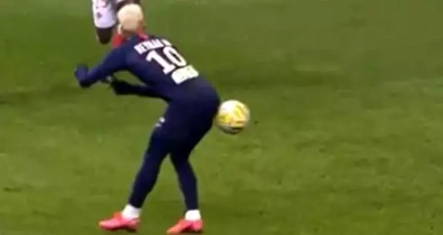 Neymar'ın Reims maçında kalçasıyla attığı pas, sosyal medyada gündem oldu