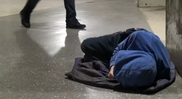 Taksim metrosunda uyuyan çocuk yürekleri sızlattı