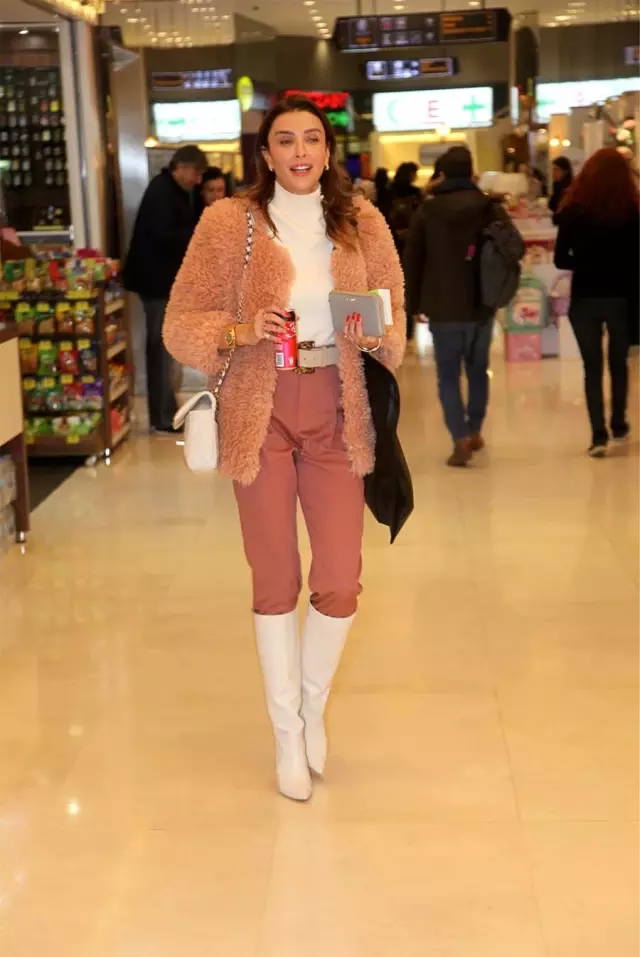 Özge Ulusoy şıklığı ile göz kamaştırdı Haberler Magazin