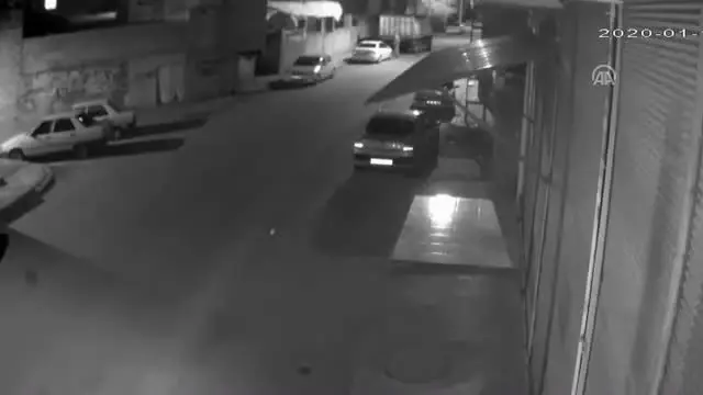 Park halindeki otomobili kundaklama girişimi kameraya yansıdı