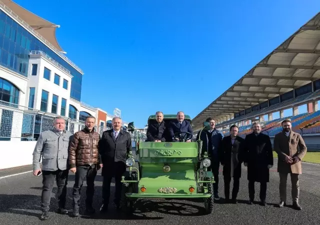 Sanayi ve Teknoloji Bakanı Mustafa Varank, yerli üretim elektrikli faytonu F1 pistinde test etti