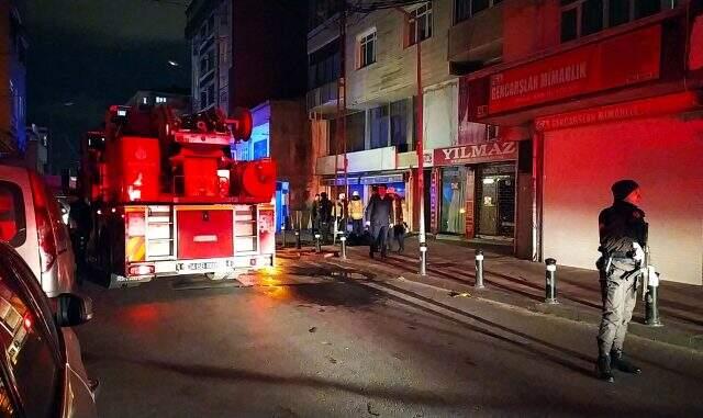 Son Dakika: Gaziosmanpaşa'da yangın paniği! Dumandan etkilenen 12 kişiden 3'ünün durumu ağır.