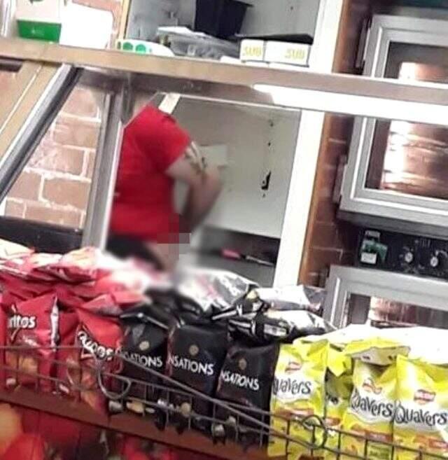 Türkiye'de de şubesi olan fast food zincirinde çalışanın kalçasını kaşıdığı anlar objektife yansıdı