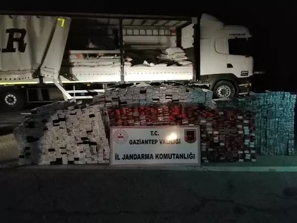 Yem yüklü TIR'da, 19 bin 750 paket kaçak sigara bulundu