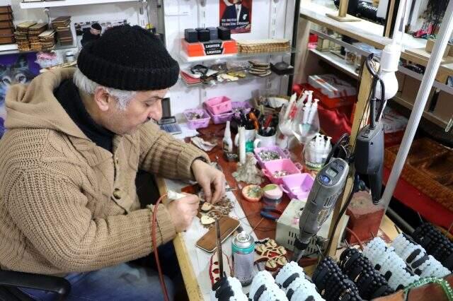 1 TL'ye aldığı şişeleri sanat eserine dönüştürüp 50 euroya satıyor