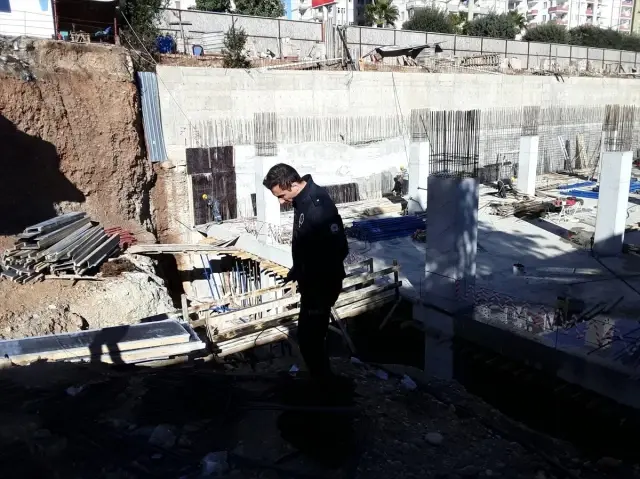 Adana'da yüksekten düşen işçi yaralandı
